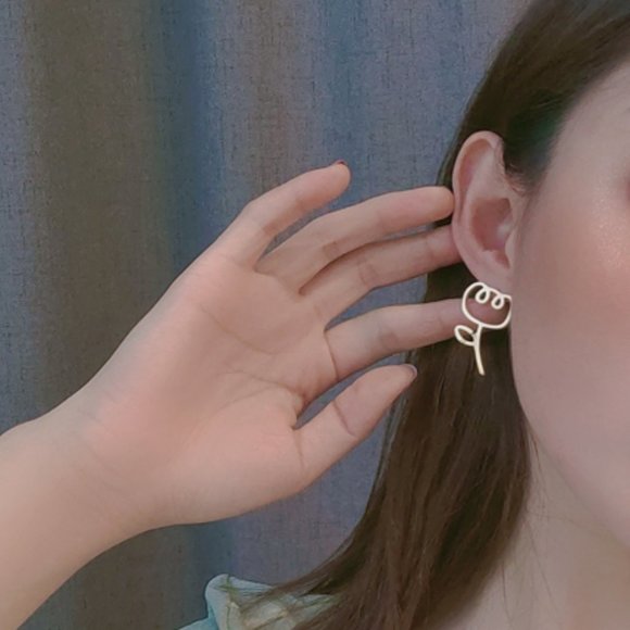 💙Rosebud Gold-tone Stud Earrings - Picture 4 of 6